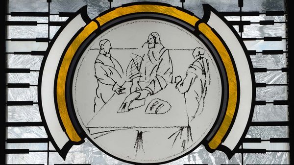Jesus teilt mit den Jüngern im Emmaus das Brot. Kirchenfenster in St. Mariä Himmelfahrt Münster-Dyckburg.